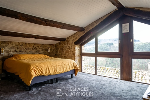 Une touche d'originalité se frotte à la rusticité d'une maison de campagne en Ardèche Verte