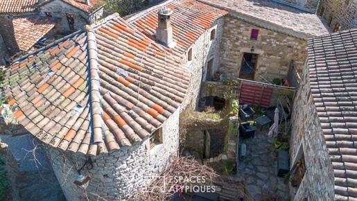 Maison en pierre dans un village du Sud Ardèche