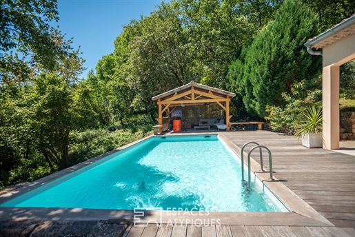 Maison d'architecte avec piscine dans un écrin boisé proche d'Aubenas