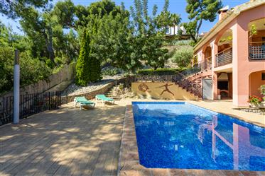 Impeccable detached house situated in the exclusive urbanisation of Playetas, 5 minutes from Voramar