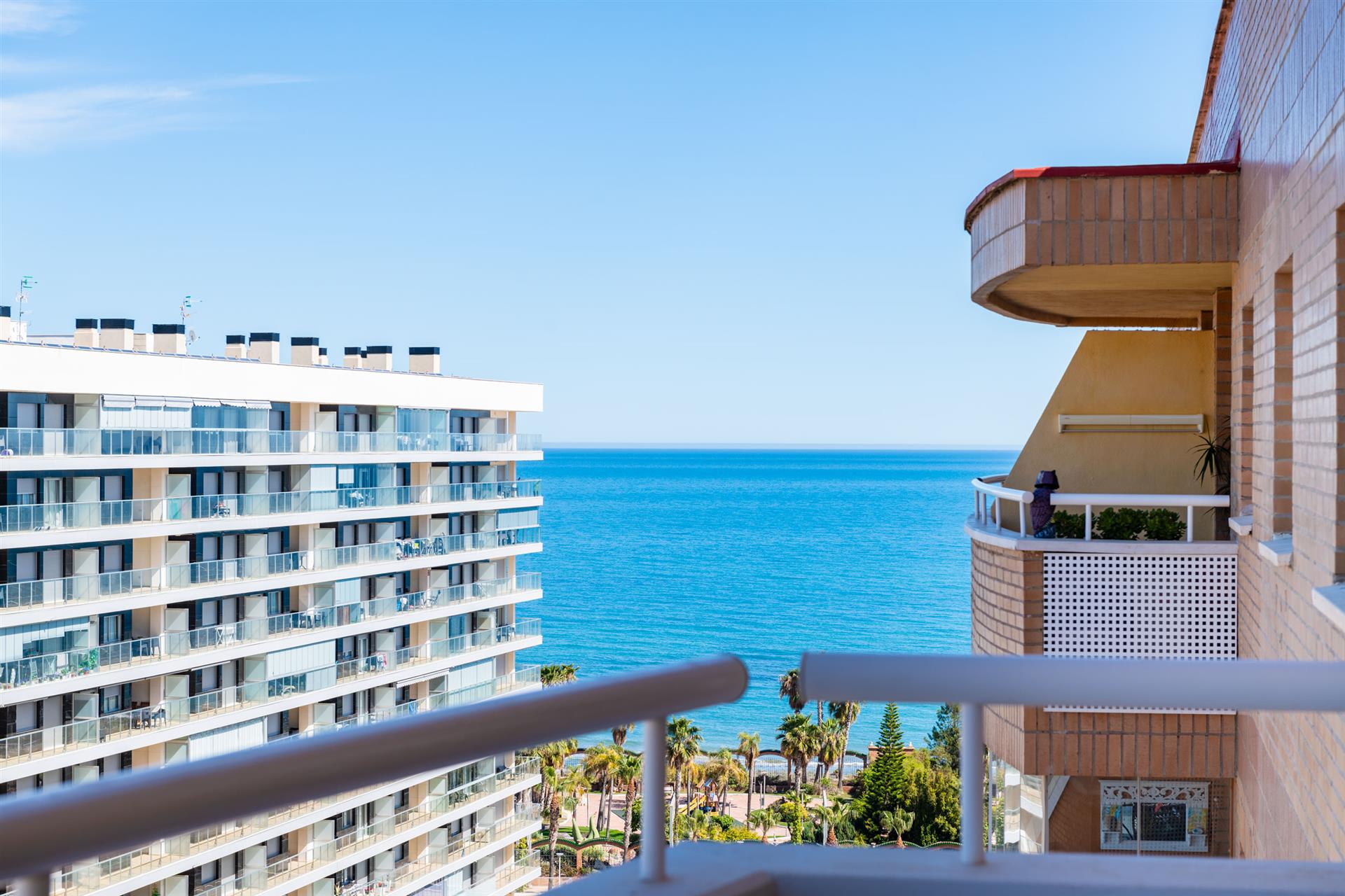 Gelegenheid!! Onberispelijk appartement met uitzicht op zee op loopafstand van het strand