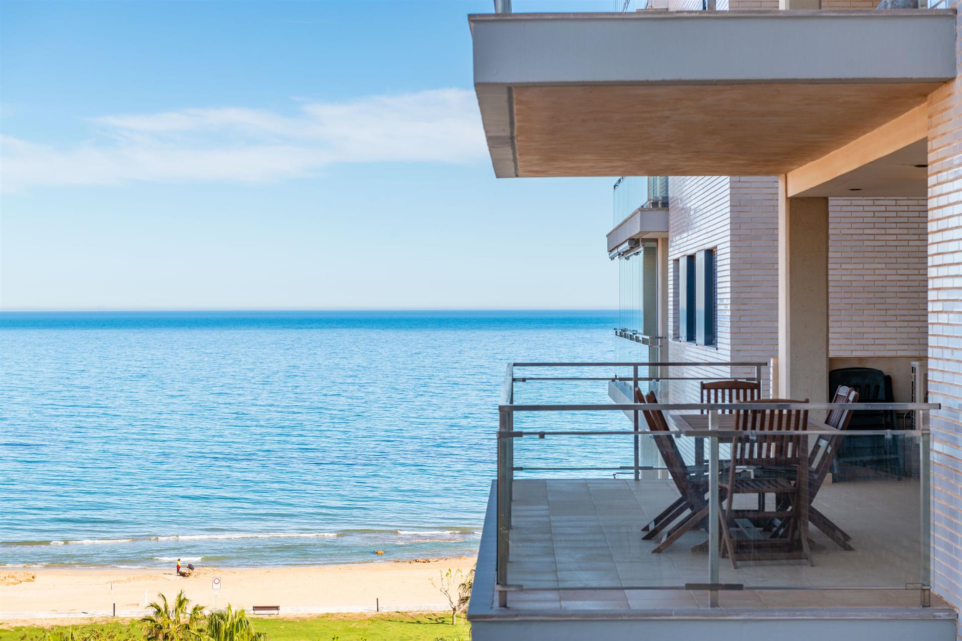Magnifico  apartamento en primera linea de playa, con vistas al mar en la mejor zona de Marina D'or