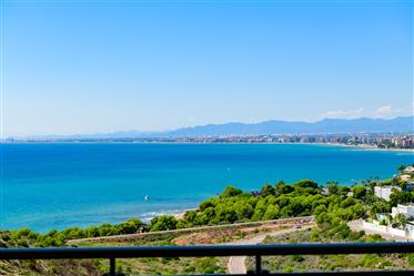 Impeccable appartement de 3 chambres avec des vues spectaculaires sur la mer à 5 min de Benicassim.