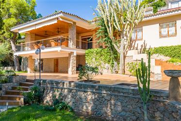 Detached villa situated on a large plot of land almost 100m from the beach of Las Playetas.