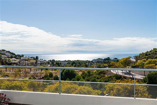 Mis deze kans niet!! Spectaculair duplex penthouse met uitzicht op zee nabij het strand