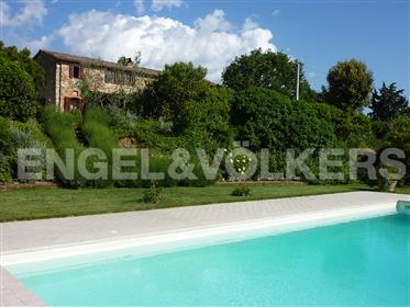 Casale con parco e piscina in vendita a Orvieto
