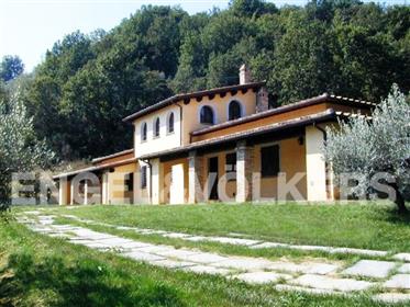 Elegante villa con vista su Assisi