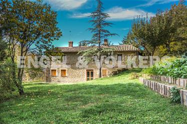Stone country house in Assisi in panoramic position