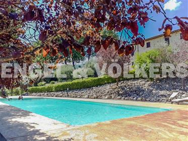 Prestigious country house with pool in Todi