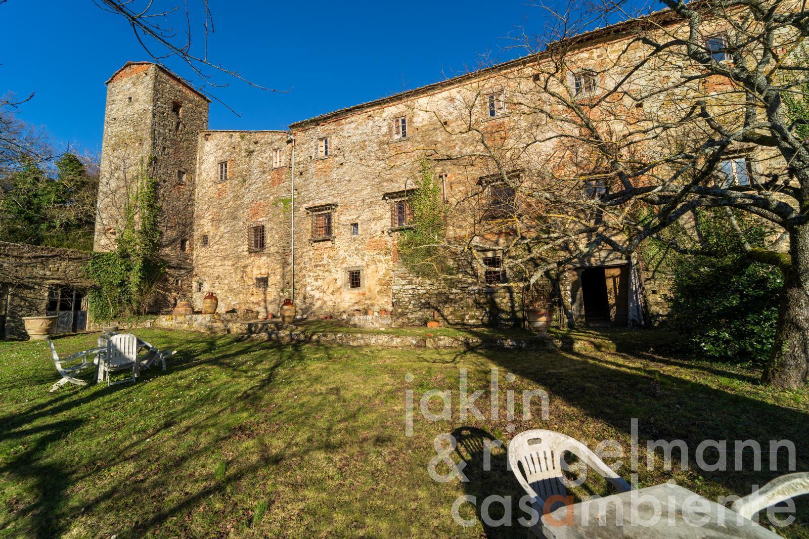 Gran abadía histórica del siglo 11 en las colinas de Chianti
