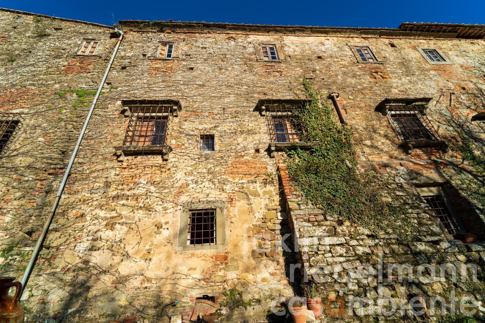 Gran abadía histórica del siglo 11 en las colinas de Chianti