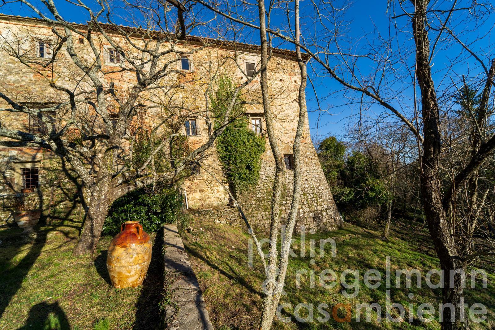 Gran abadía histórica del siglo 11 en las colinas de Chianti
