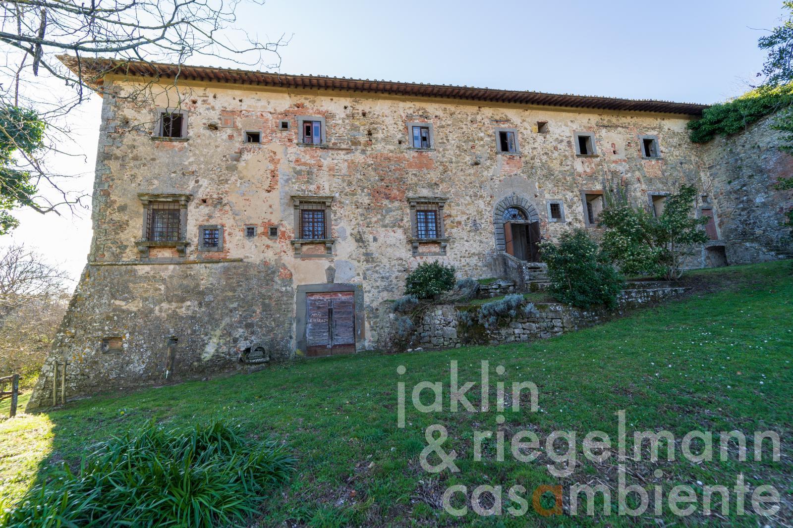 Gran abadía histórica del siglo 11 en las colinas de Chianti