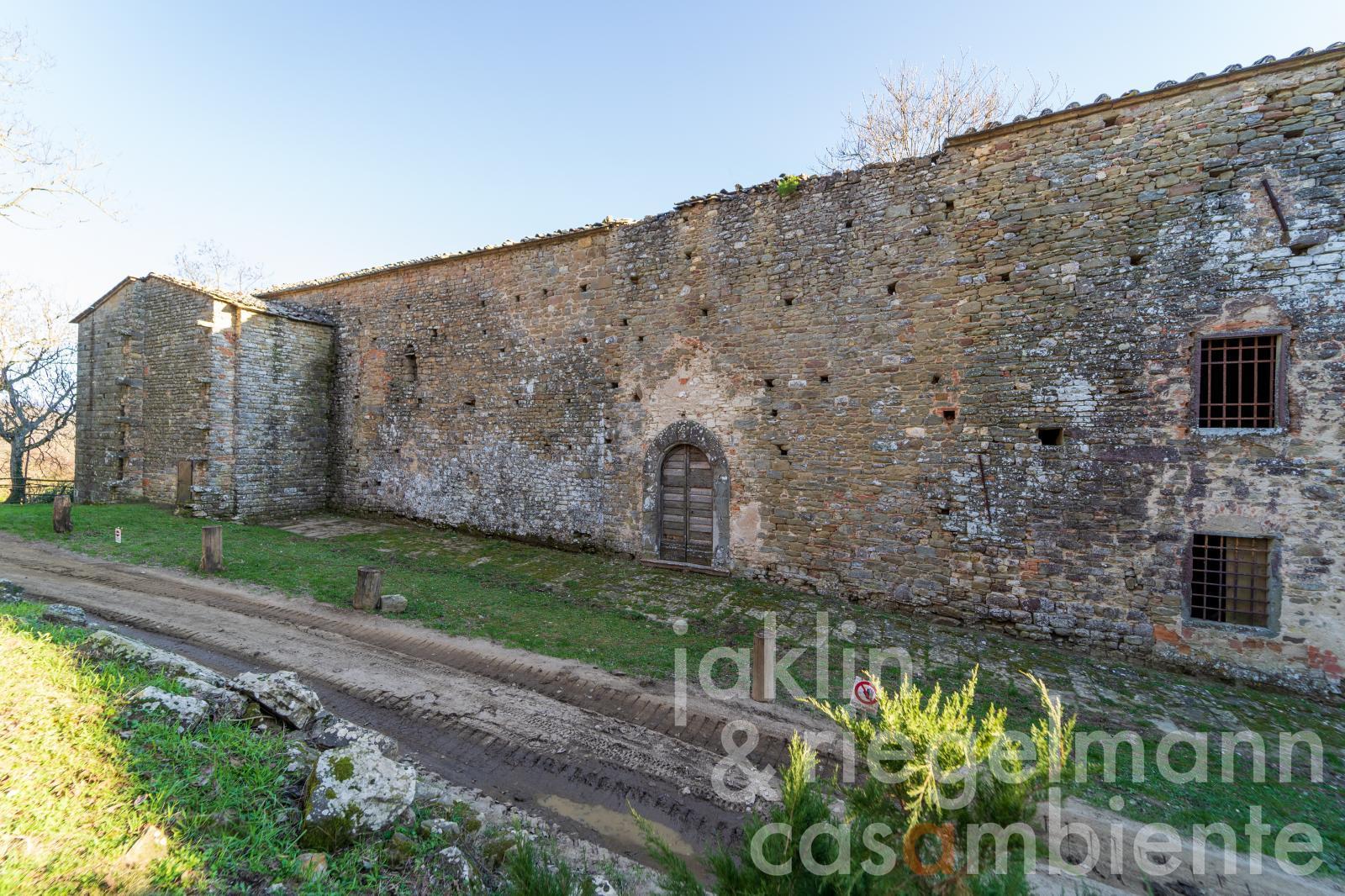 Gran abadía histórica del siglo 11 en las colinas de Chianti