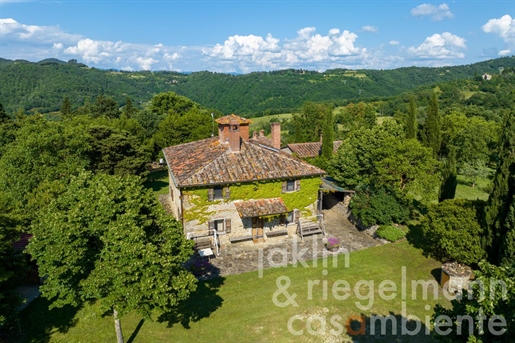 Property with 88 ha of land, own water, several buildings and pool near Arezzo