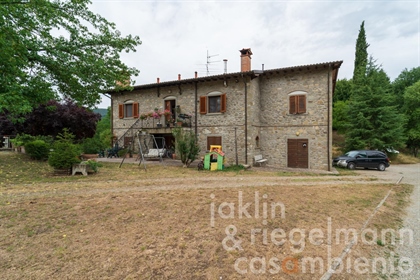 Zwei Häuser mit großer Garage in einem historischen Borgo im Casentino
