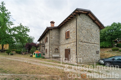 Zwei Häuser mit großer Garage in einem historischen Borgo im Casentino