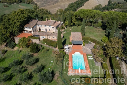Stone country house with annexe buildings and pool in the Sienese countryside in Tuscany