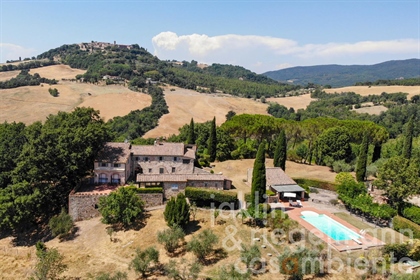 Stone country house with annexe buildings and pool in the Sienese countryside in Tuscany