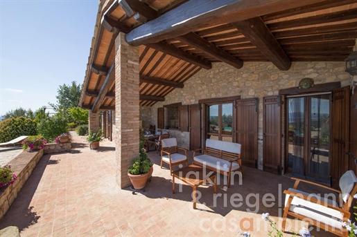 Charmant Umbrisch landhuis met tuin en zwembad op een panoramische locatie met uitzicht op Todi