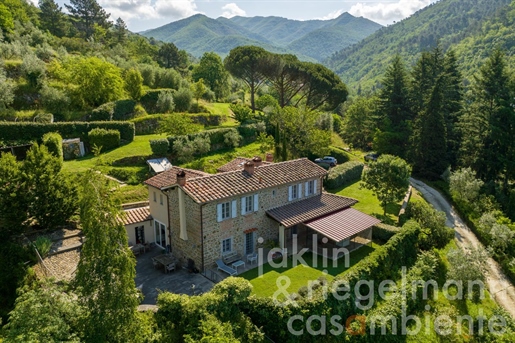 Maison de campagne à l'ameublement moderne en bordure d'un village près de Florence