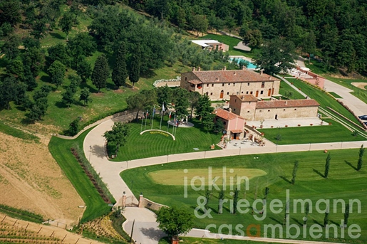 Chianti Aretini Docg wijnhuis met agriturismo en golfbaan