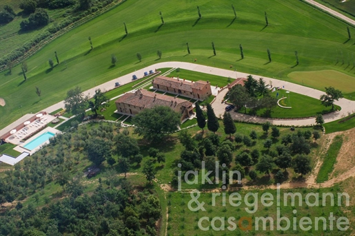 Chianti Aretini Docg wijnhuis met agriturismo en golfbaan
