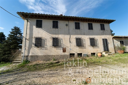 Ferme à rénover de 10 hectares entre Florence et San Gimignano