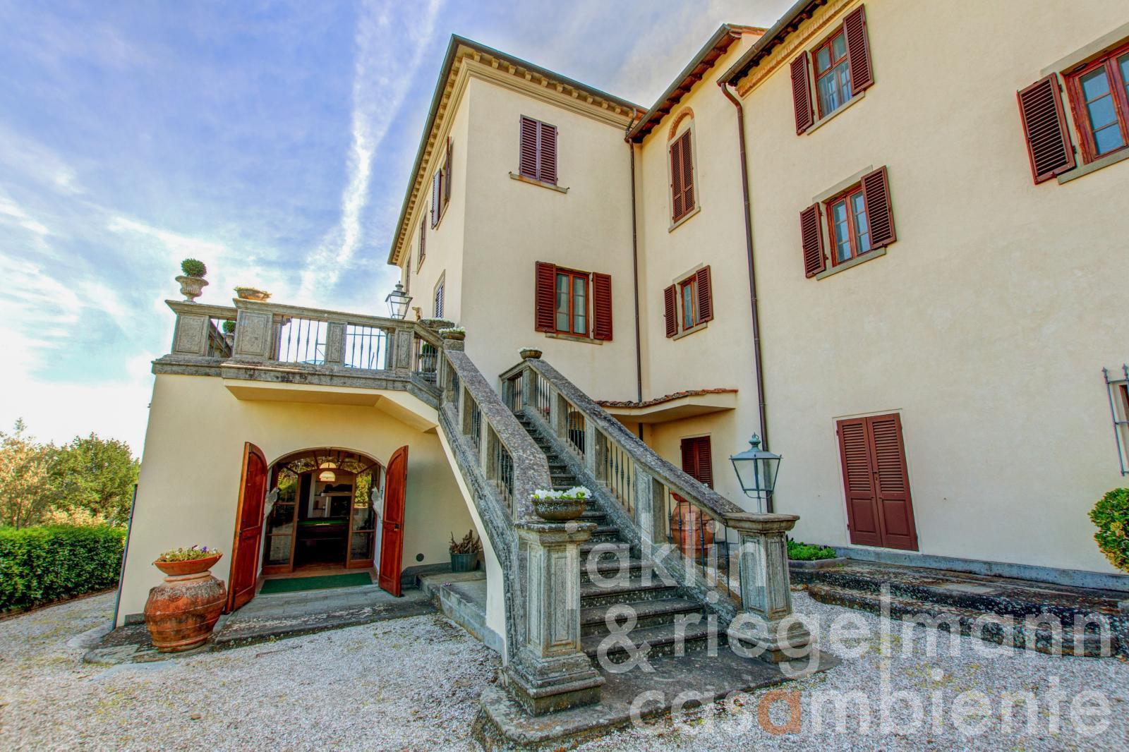 Prestigious and elegant 17th century villa with views of Arezzo