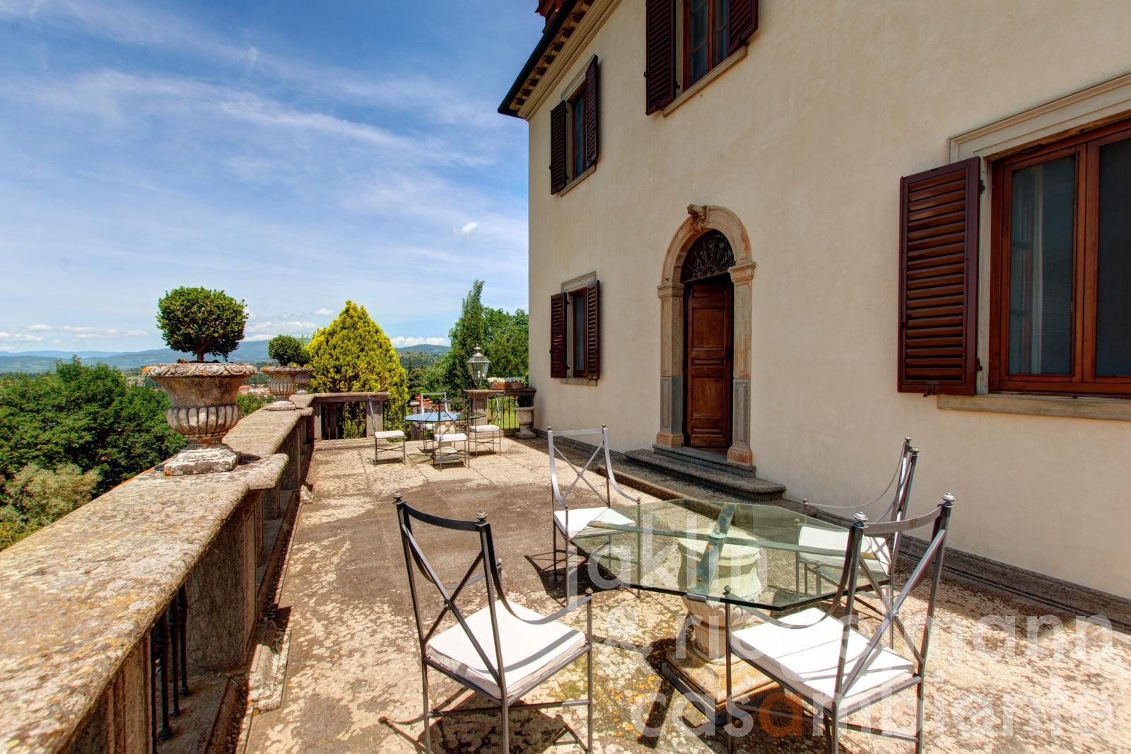 Prestigious and elegant 17th century villa with views of Arezzo