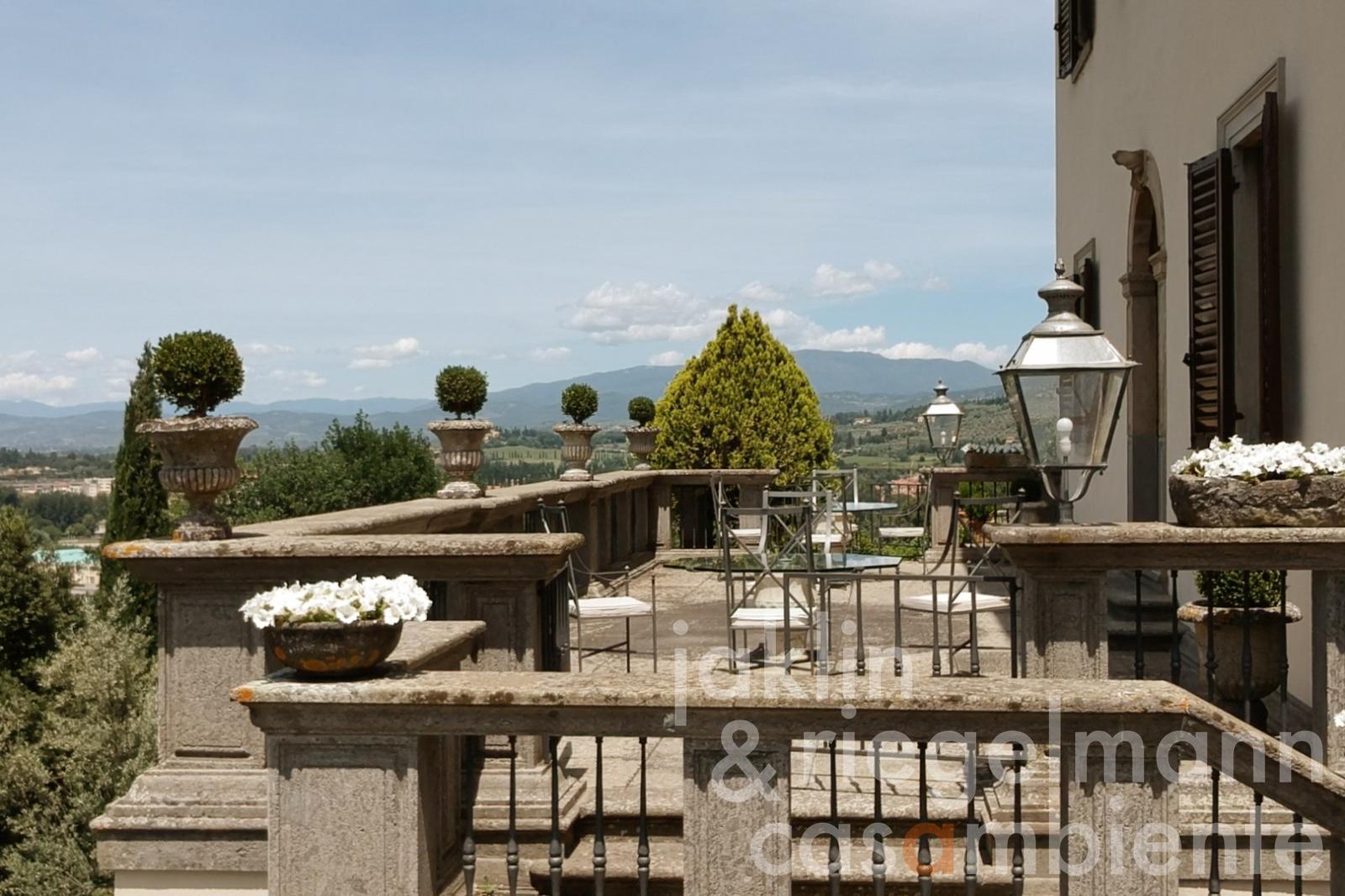 Prestigious and elegant 17th century villa with views of Arezzo