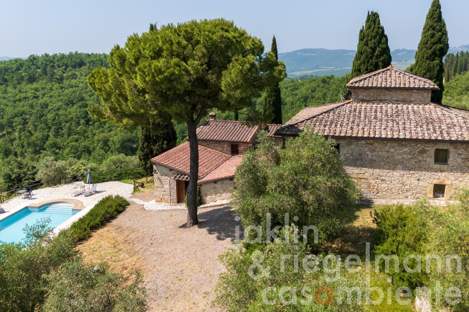Country house with outbuildings and pool in the heart of Chianti with stunning views over the countr