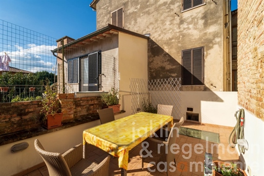 Maison de ville rénovée sur trois niveaux avec terrasse et garage