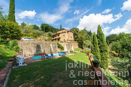 Tenuta storica con dependance e piscina riscaldata a 36 km da Firenze