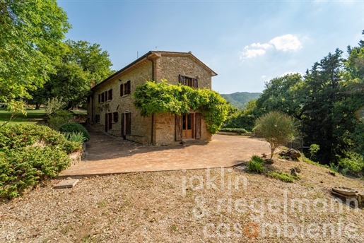Casale restaurato con dependance e piscina vicino a Monterchi, al confine tra Toscana e Umbria
