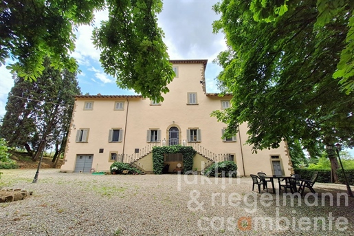 Historic villa with 2 outbuildings at the gates of Arezzo