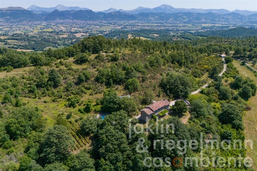 Stenen landhuis met zwembad en kleine wijngaard in de heuvels van Gubbio