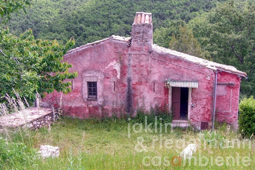Charakteristický dům v malé vesničce nedaleko Trevi s nádherným panoramatickým výhledem