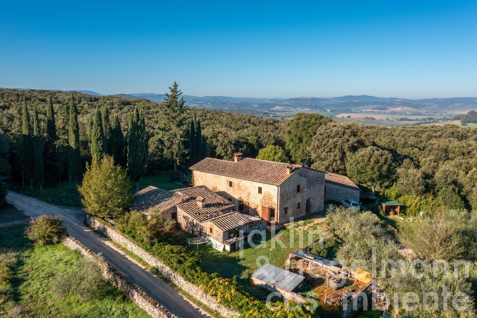 Stone farmhouse with pool and annex buildings near Monteriggioni between Florence and Siena