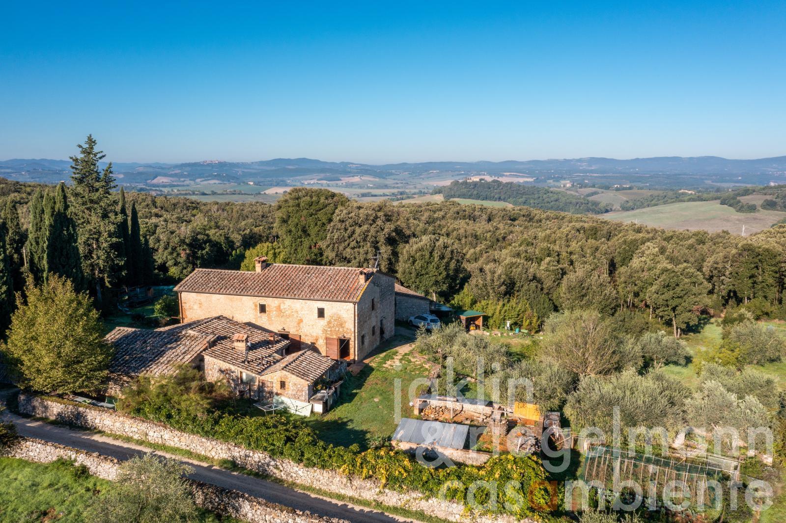 Stone farmhouse with pool and annex buildings near Monteriggioni between Florence and Siena