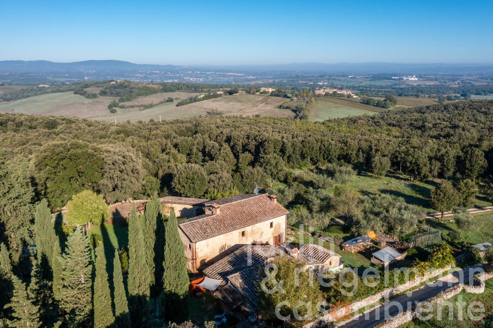 Stone farmhouse with pool and annex buildings near Monteriggioni between Florence and Siena