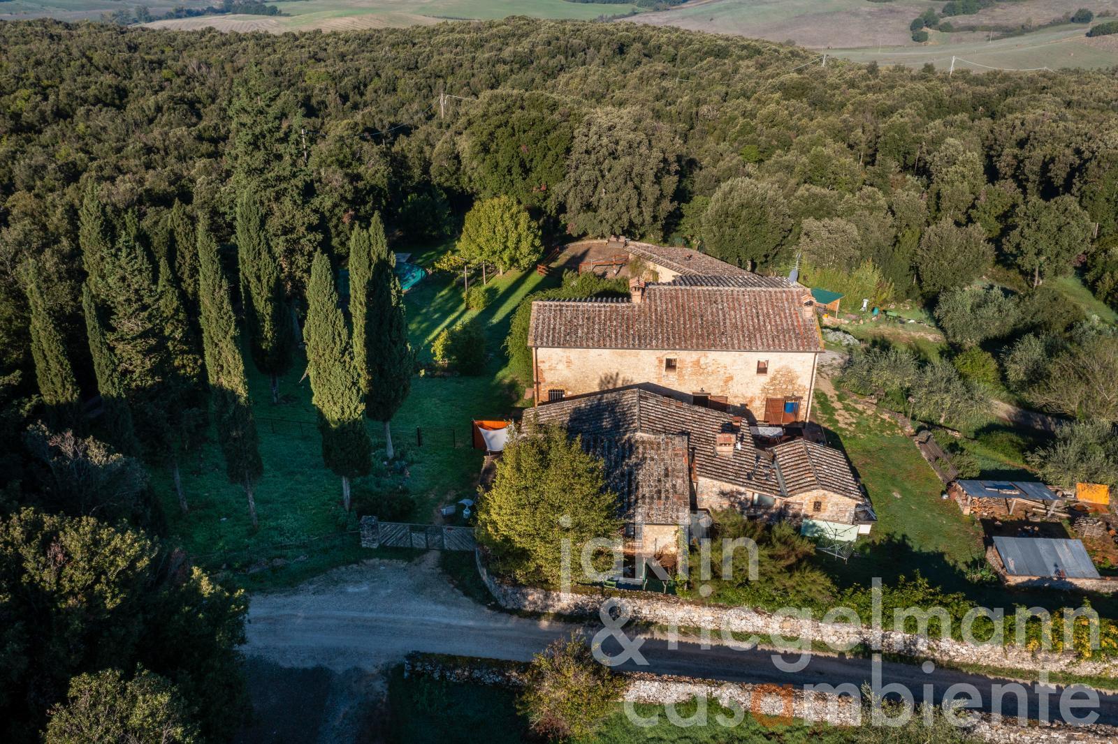 Stone farmhouse with pool and annex buildings near Monteriggioni between Florence and Siena