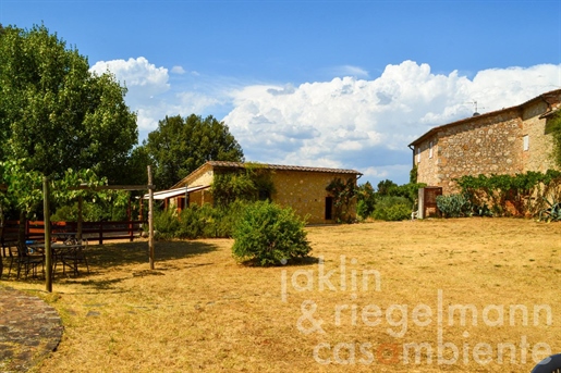 Stenen landhuis met zwembad en bijgebouwen bij Monteriggioni tussen Firenze en Siena