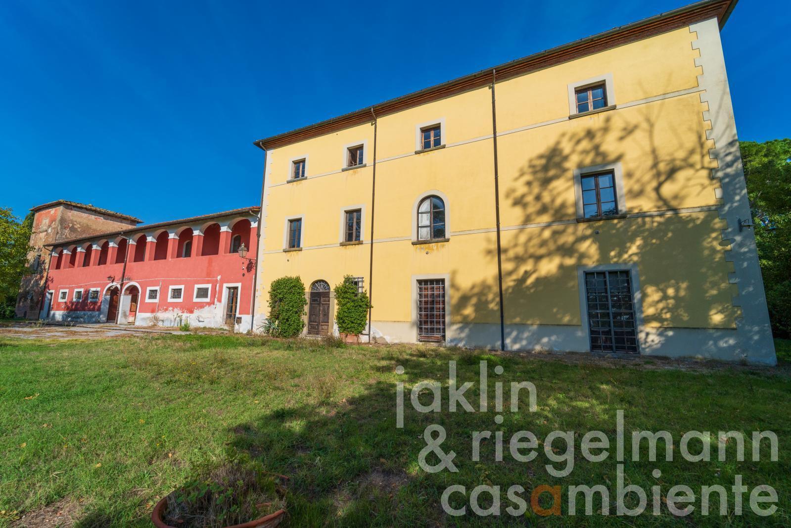Historical grand-ducal Villa with restoration project in Valdichiana