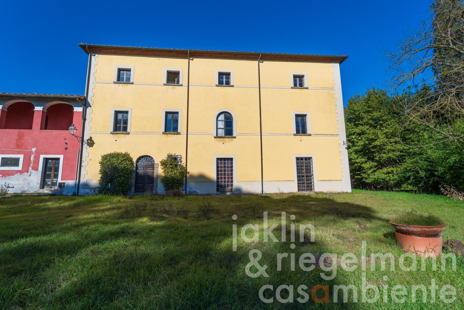 Historical grand-ducal Villa with restoration project in Valdichiana
