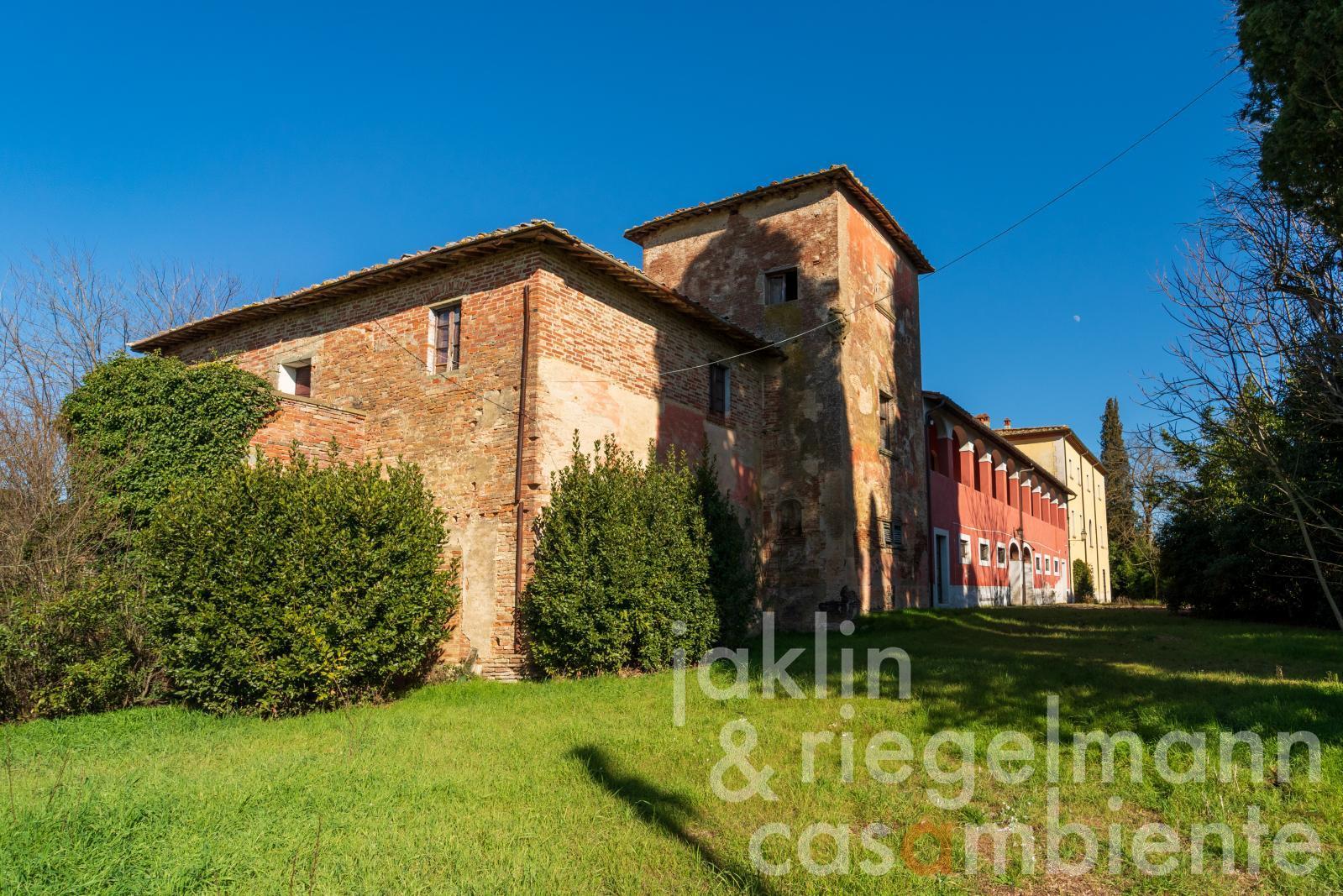 Historical grand-ducal Villa with restoration project in Valdichiana