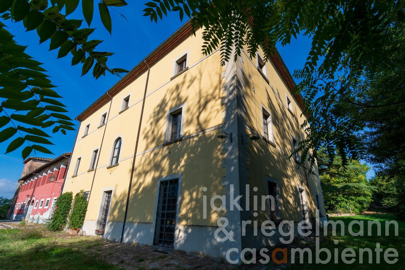 Historical grand-ducal Villa with restoration project in Valdichiana