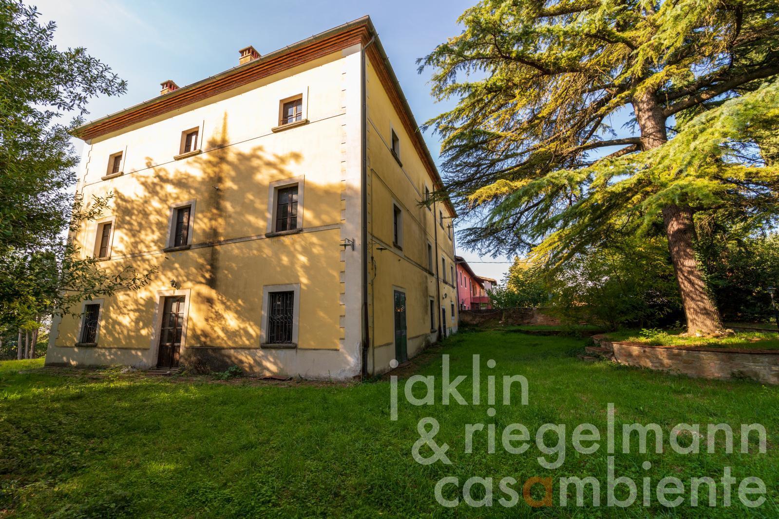 Historical grand-ducal Villa with restoration project in Valdichiana