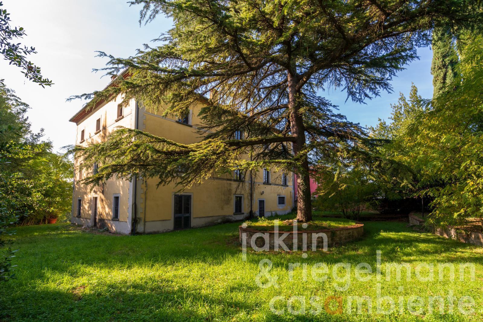Historical grand-ducal Villa with restoration project in Valdichiana