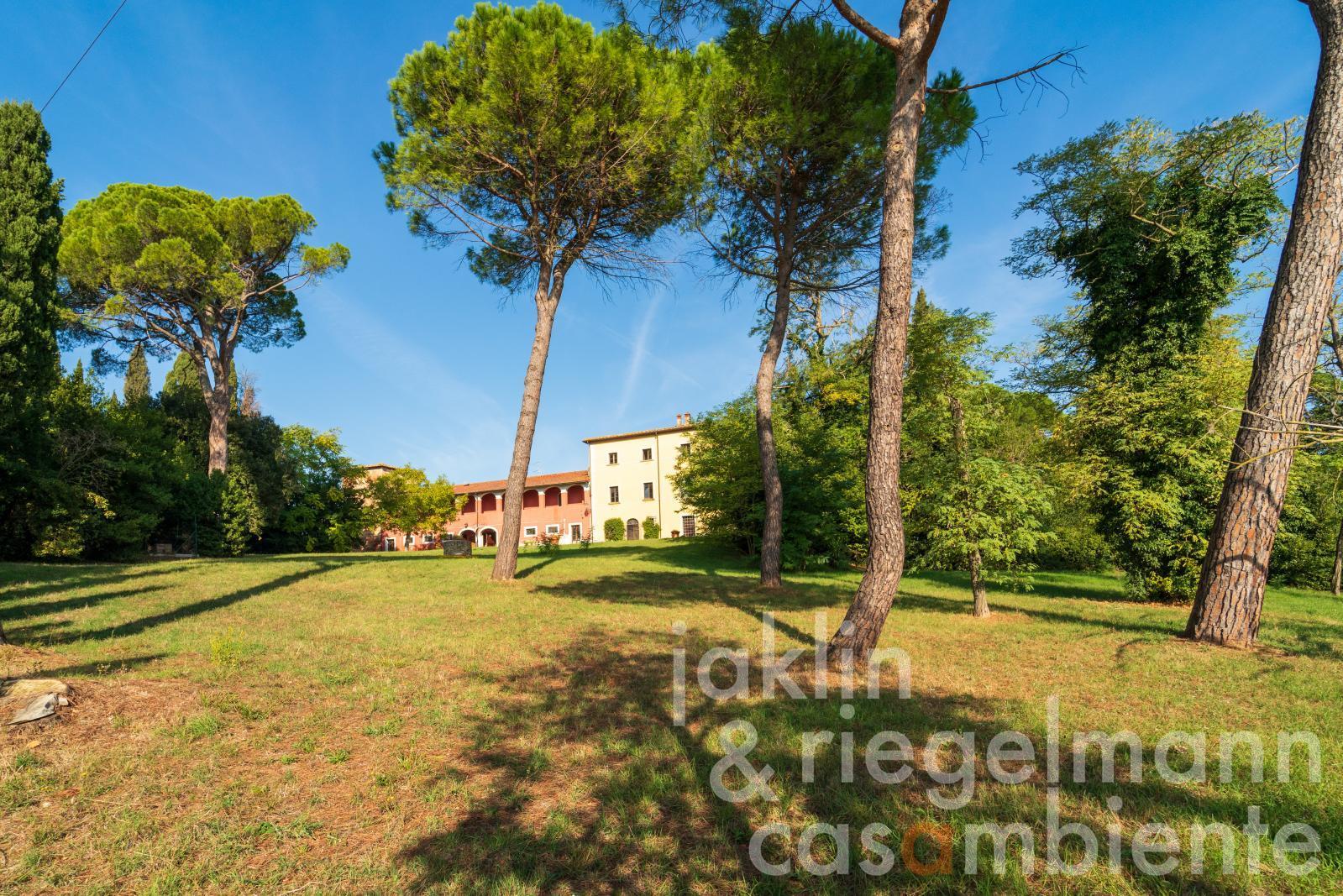 Historical grand-ducal Villa with restoration project in Valdichiana